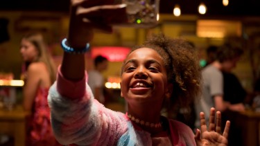 Ein Mädchen macht ein Handy-Selfie.