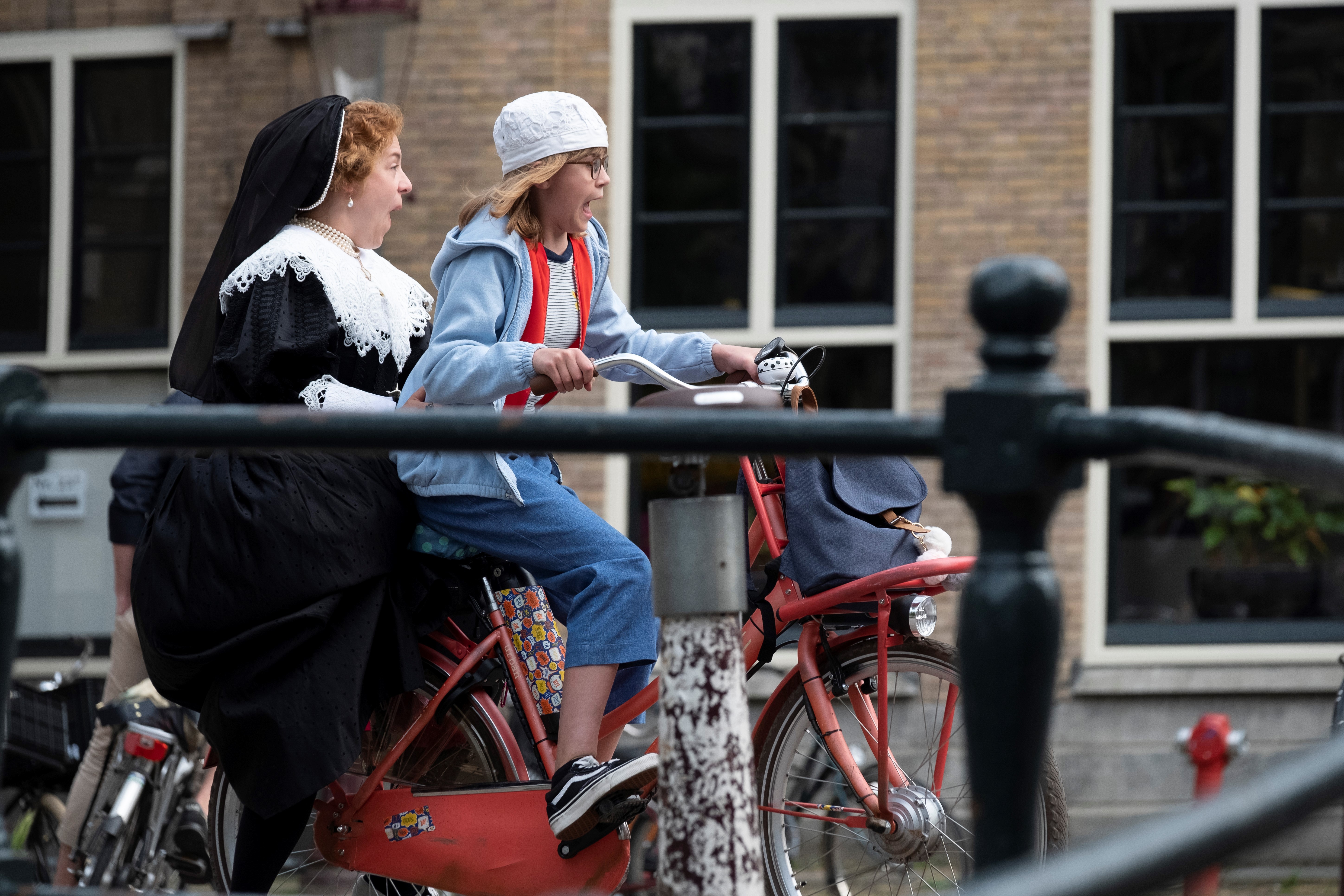 Eine Frau und ein Mädchen sitzen auf einem Fahrrad.