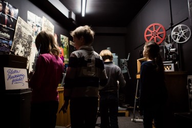 Kinder stehen im Museum.  