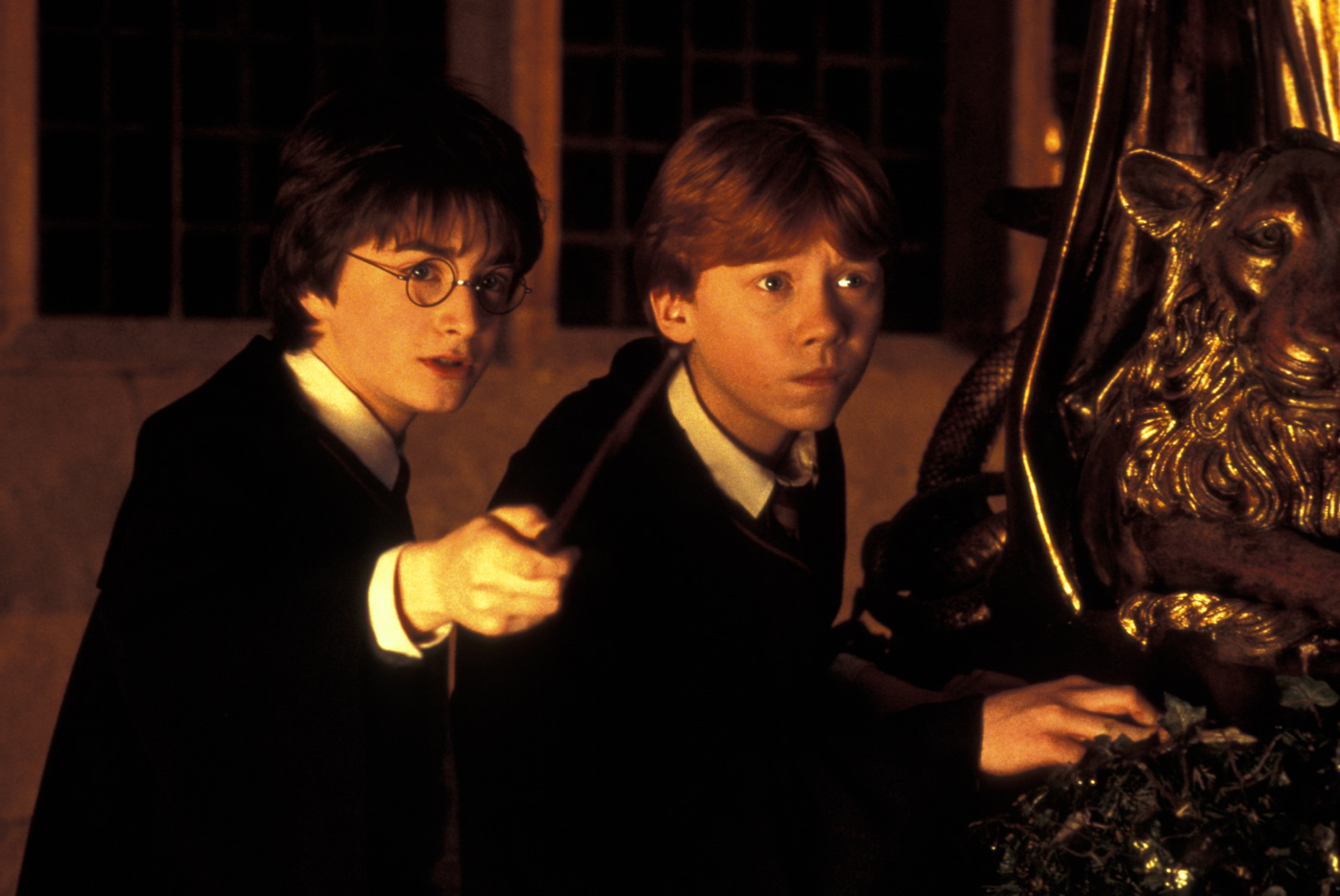 Harry Potter und Ron Weasley halten Zauberstäbe. 