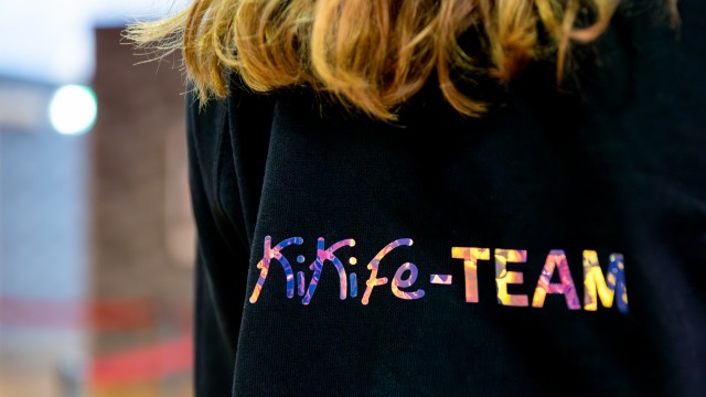 Schriftzug KiKiFe Team auf einem schwarzen Pullover