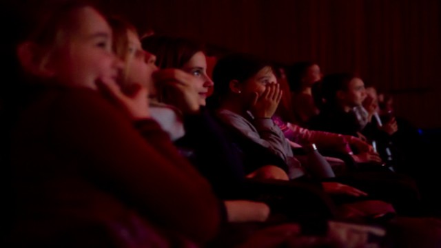 Ein Kinosaal mit Publikum.